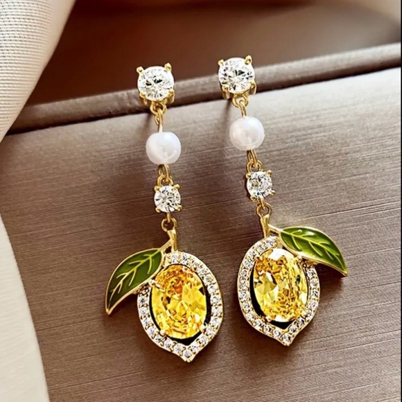 ✨Betsey Johnson Alora Lemon Drop Rhinestone Earrings - Picture 6 of 6